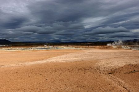 Námafjall - kontrast osvětlené barevné krajiny a černých mraků.