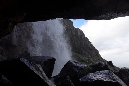 Fardagafoss - průchod za vodopádem.
