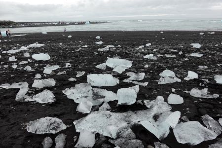 Kry z jezera Jökullsárlón na pláži