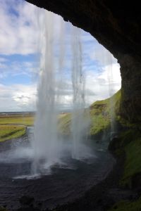 Za vodopádem Seljalandsfoss 
