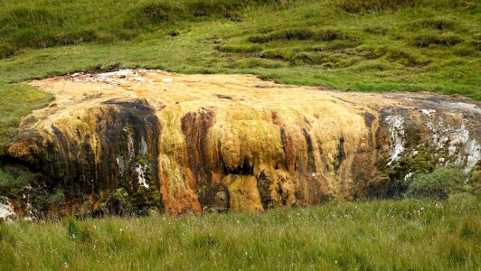 Barevný vodopád v Reykjadalur