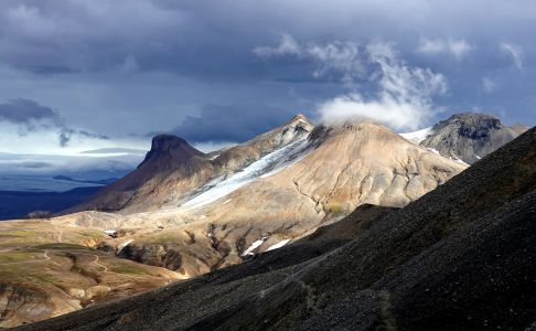 Úžasně osvětlené kopce Kerlingarfjöll .