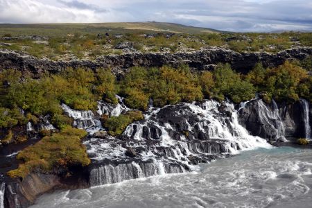 Vodopád Hraunafossar vytéká v délce několika set metrů z lávového pole.