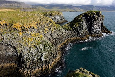 Překrásné pobřeží v Arnarstapi.