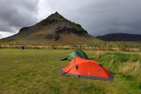 V kempu v Arnarstapi jsme dvakrát pořádně zmokli. Po louce doslova tekla řeka.