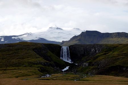 Nad vodopádem Svöðufoss se nakrátko objevila Vernova hora Snæfellsjökull. Odtud sestupovali jeho hrdinové do středu Země.