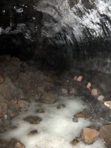 V jedné zaledněné chodbě jsou kamenné hlavy.