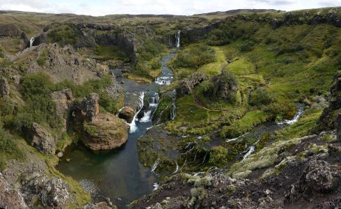 Gjáin - zelené údolí s množstvím vodopánů.