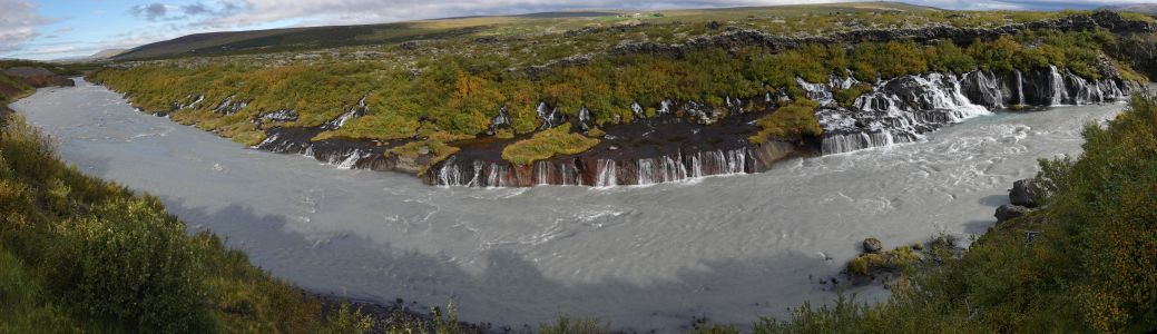 Vodopád Hraunafossar vytéká v délce několika set metrů z lávového pole.
