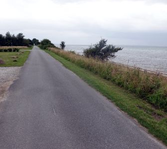 Cyklostezka na ostrově Fyn vedoucí podél moře.