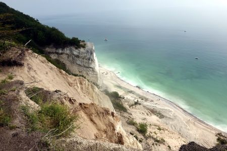 Pohled svrchu na útesy Møns Klint.