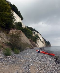 Jízda na seekajaku pod útesy může být zajímavá.