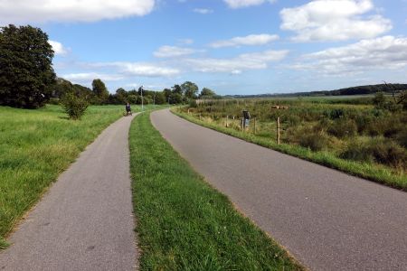 Vlevo stezka pro pěší, vpravo pro kola.