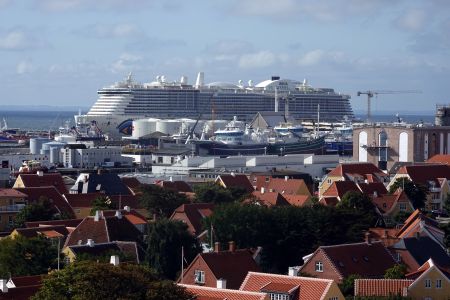 Německá loď je vyšší než všechny domy ve Skagenu.