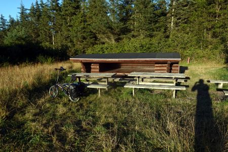 U cyklostezek byly postaveny nízké boudičky na přespání. Byla tu i voda a záchod. Přespal jsem na jedné z nich s Poláky.