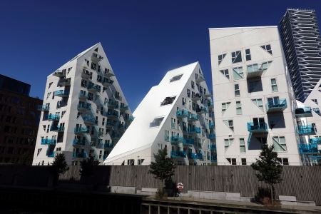 Moderní čtvrť pod věží.