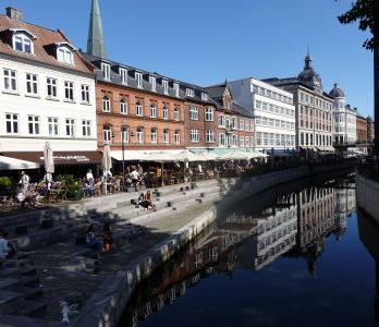 V Aarhusu je mnoho kanálů s restauracemi.