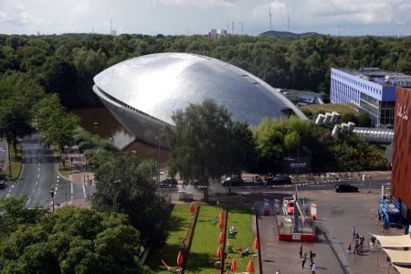 Pohled z rozhledny na Universum Bremen - moderní vědecké museum seznamující návštěvníky názorně s fyzikálními, chemickými a jinými jevy.