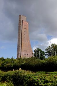 Obrovská věž památníku námořníků