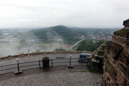 Porta Westfalica mě přivítala mlhami. Řeka Weser tu vytvořila průrvu skrz kopce. Pohled od památníku císaře Wilhelma I.