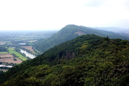 Pohled z věže na Wilhelmův památník.