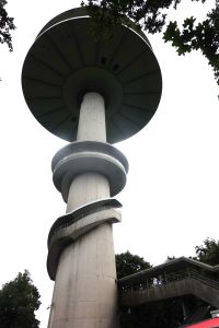 Na Jacobsbergu je přístupná telekomunikační věž.