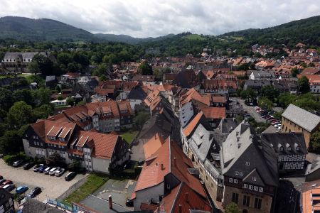 Z věže kostela je výhled na město a pohoří Harz.