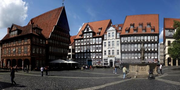 Hildesheim je opravdu krásné historické město - vlevo je slavná restaurace Knochenhauer.