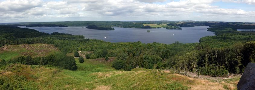 Pohled z Himmelbjergetu na jezero Julsø.