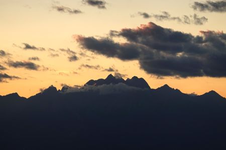 Mezi mraky vykukuje Lomnický a Kežmarský štít