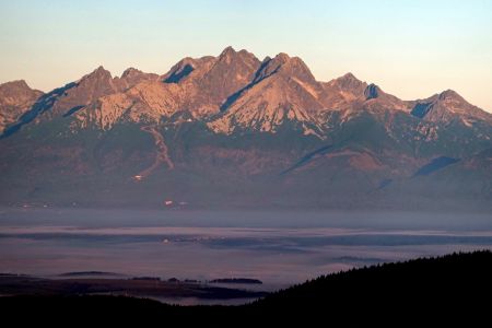 Detail Vysokých Tater - uprostřed je Lomnický štít.