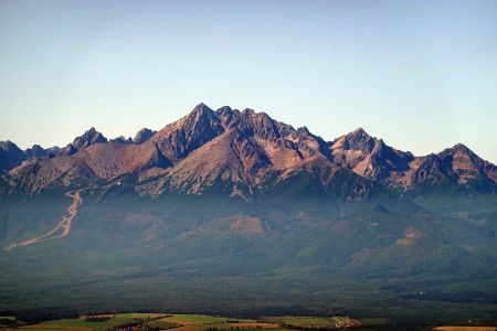 Detail Vysokých Tater - uprostřed je Lomnický štít.
