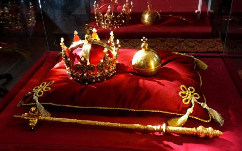 Dnes jsou tu věrné repliky, originál neexistuje, zničil je pruský král začátkem 19. století.