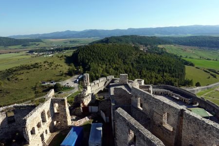 Hrad je stále v rekonstrukci, ale věž je již přístupná.