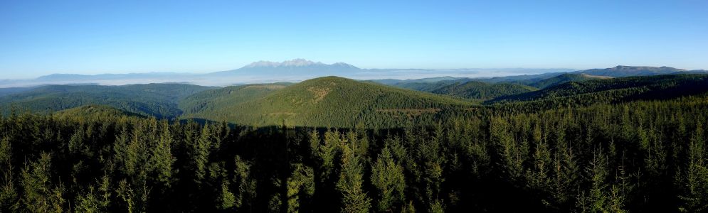 Panorama z Marčuliny - vlevo Kráľova hoľa a Nízké Tatry, uprostřed Vysoké Tatry, vlevo nejvyšší Levočské vrchy - Ihla a Čierna hora.