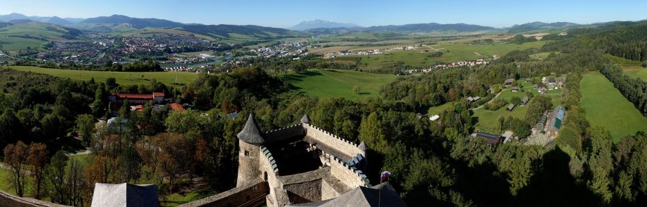 Pohled z Ľubovnianského hradu - vlevo jsou Levočské vrchy, uprostřed Vysoké Tatry vpravo dole je skanzen.
