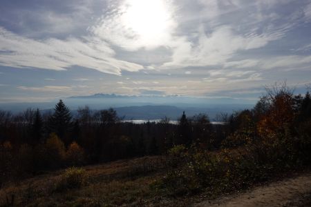 Vysoké Tatry se v neděli večer začaly halit do mraků.  Dole je vidět Jezioro Czorsztyňskie na Dunajci.