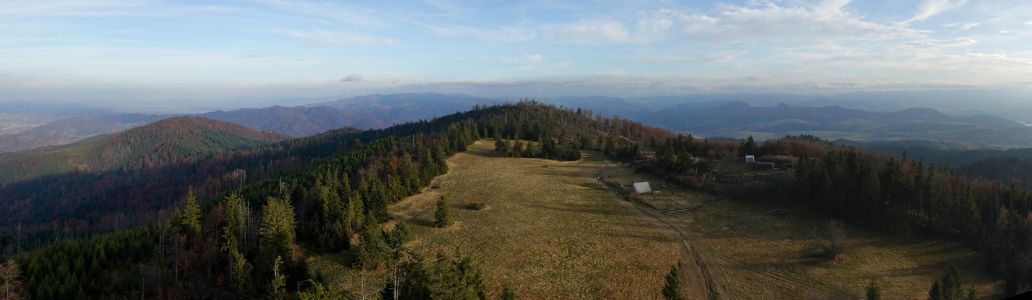 Pohled z Lubaně na východ, vpravo jsou Pieniny.