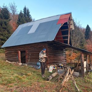 Na salaši spali dva Poláci v hamakách, večer nám udělali velký táborák.