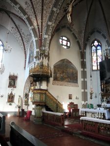 Bohatě zdobený interiér kostela nás taky překvapil.