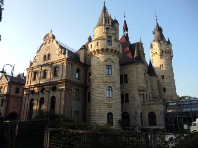 Poslední večerní paprsky slunce osvětlují zámek Moszna.