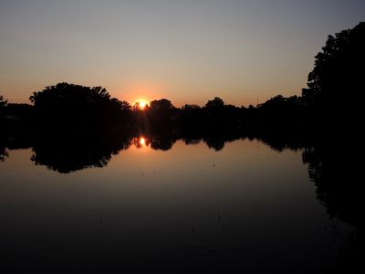 Západ slunce nad zámeckým rybníkem.