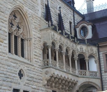 Detail bohatě zdobeného exteriéru zámku