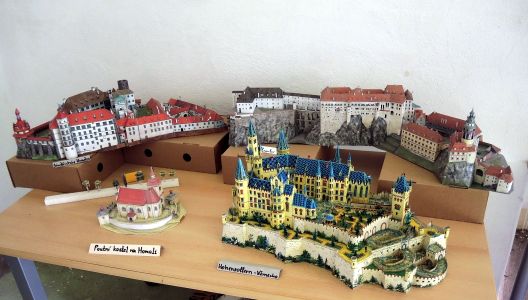 Na zámku je výstava papírových modelů ...