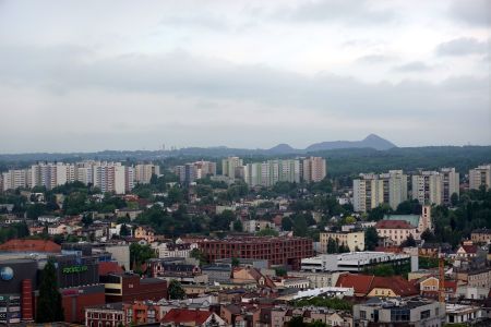Rybnik - pohled na město, haldy a důl v Radlině s vyhlídkovou vodárenskou věží - na snímku vlevo. 