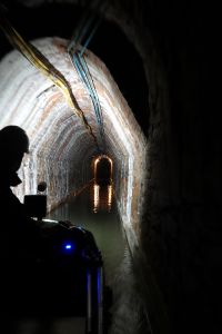 Na lodi plujeme v podzemí více než kilometr.