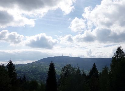 Už je vidět i vrchol Skrzyczne.