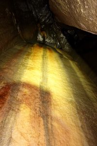 Skály v jeskyni mají neuvěřitelné barvy.