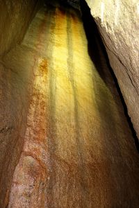 Skály v jeskyni mají neuvěřitelné barvy.