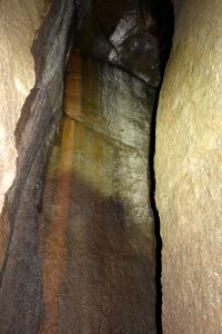 Skály v jeskyni mají neuvěřitelné barvy.